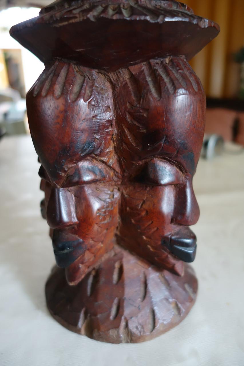 0'houten kunstwerk met 4 hoofden uit voormalig Belgisch Congo