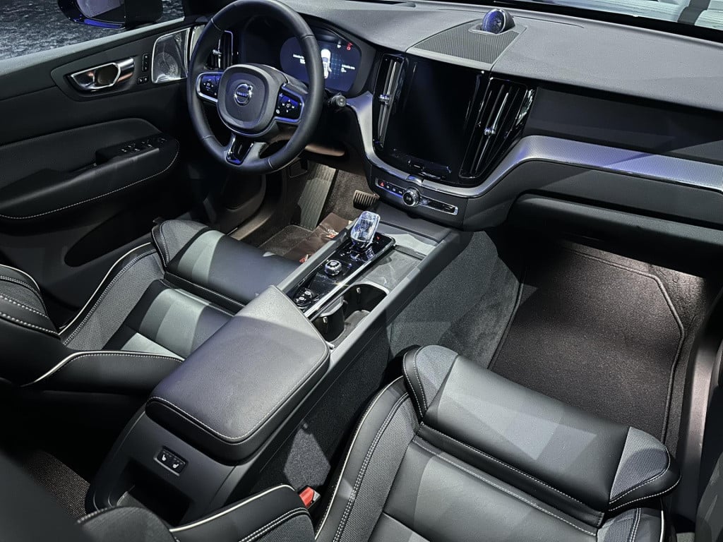 Volvo XC60 2.0 t8 plug-in hybrid awd plus black edition *luchtvering*hud*b&