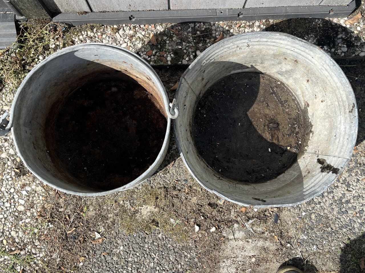 2 metalen emmers Zeelandia Zierikzee