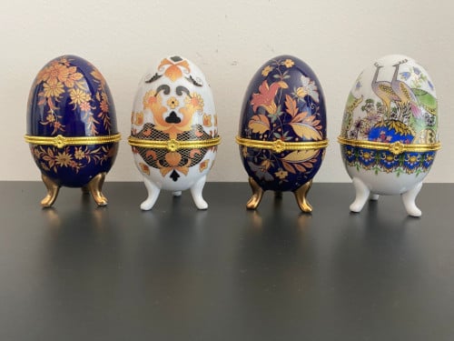 Porseleinen eieren op voetjes - set van 4
