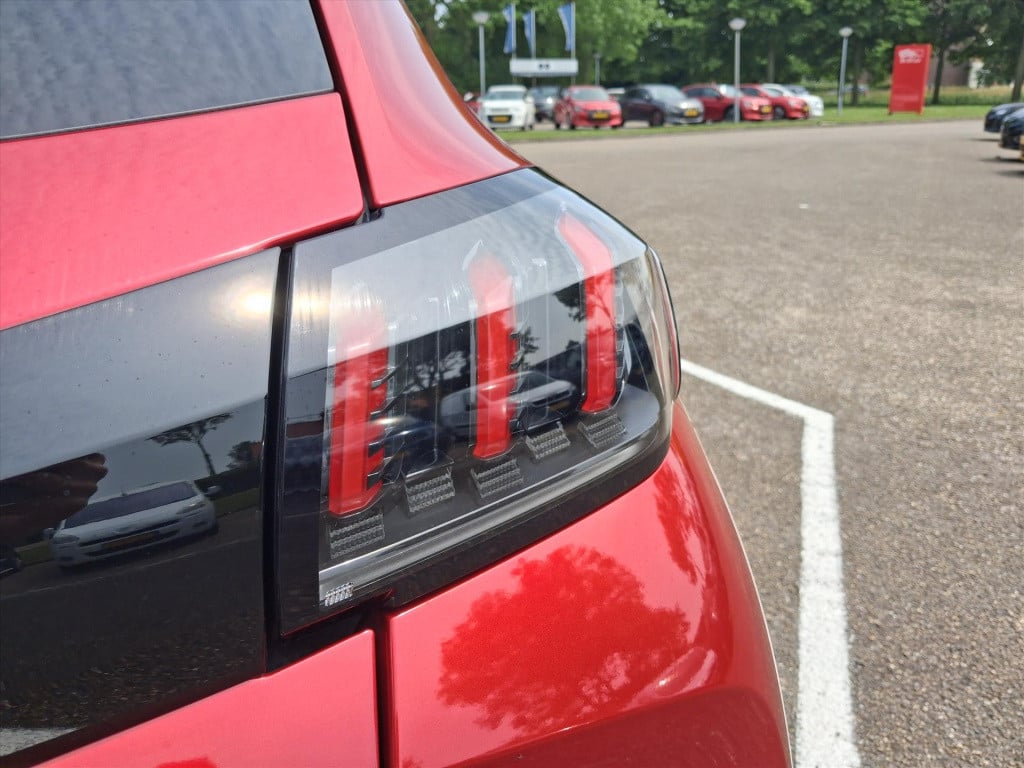 Peugeot 208 1.2 puretech 100pk eat8 allure pack | navi | bt | parkeersens. 