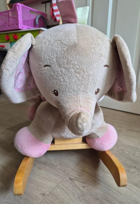 Schattige roze hobbelolifant hobbelpaard