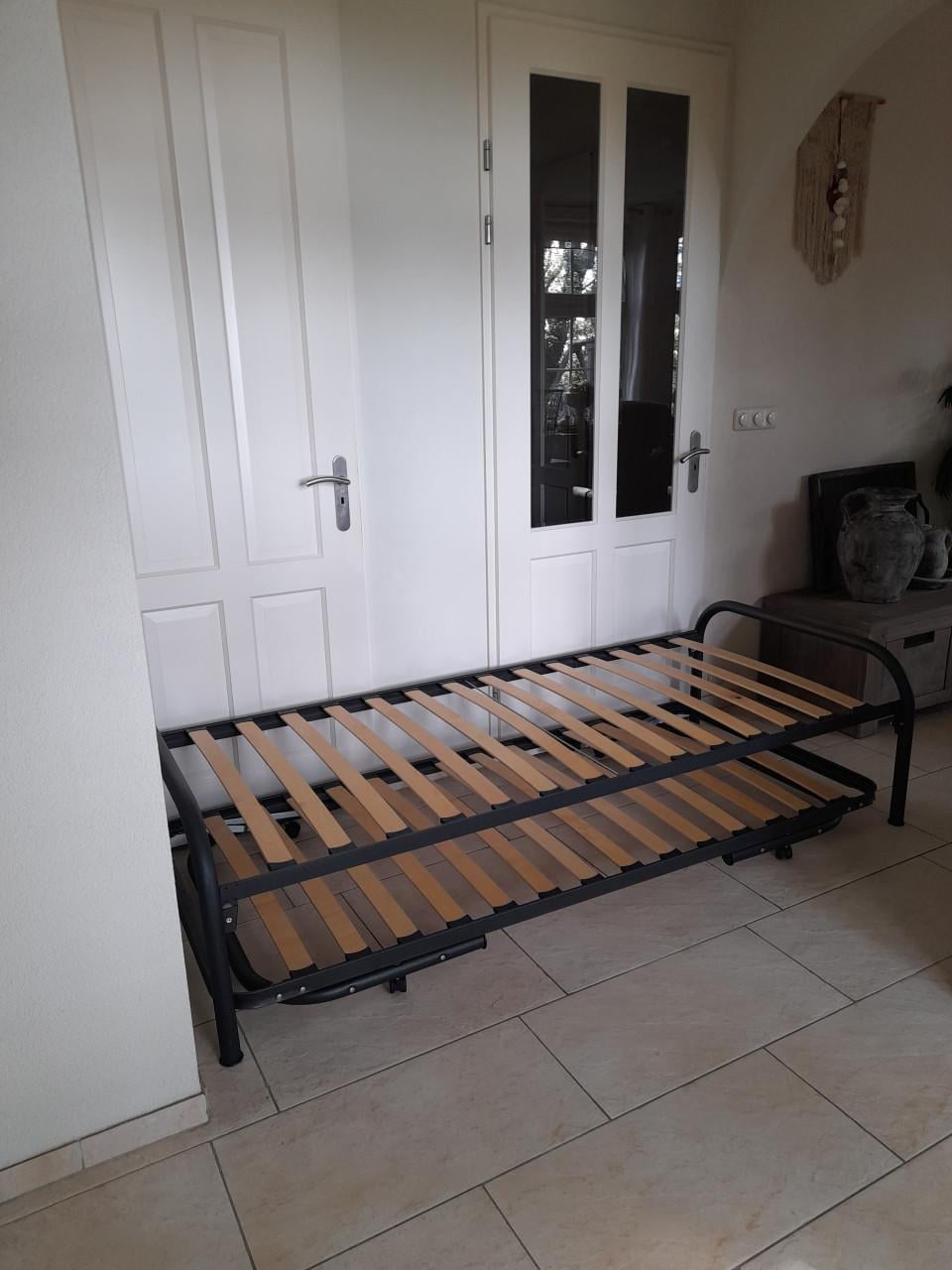 Zwart Bed met onderschuif bed (in goede nette staat)
