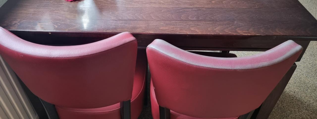 Partij stoelen en tafels