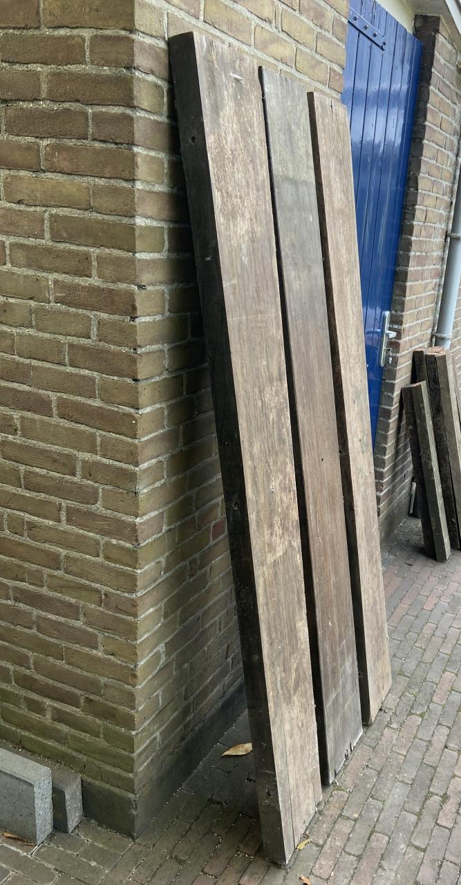 Hardhouten balken Azobé afkomstig uit scheepsruim.
