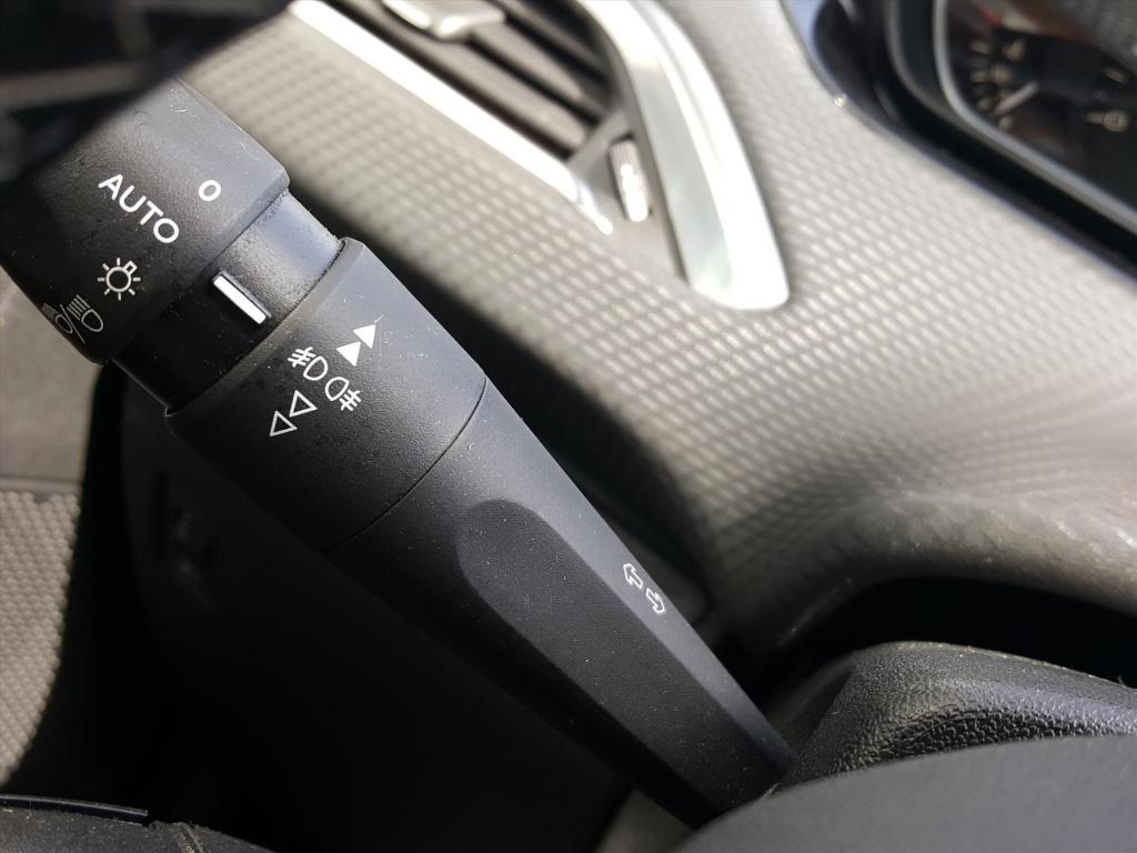 Peugeot 208 blue l. allure 1.5 bluehdi-100pk apple carplay & android auto |