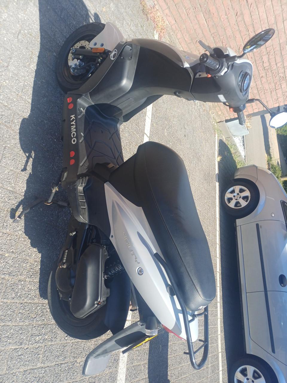 Grijze kymco scooter te koop
