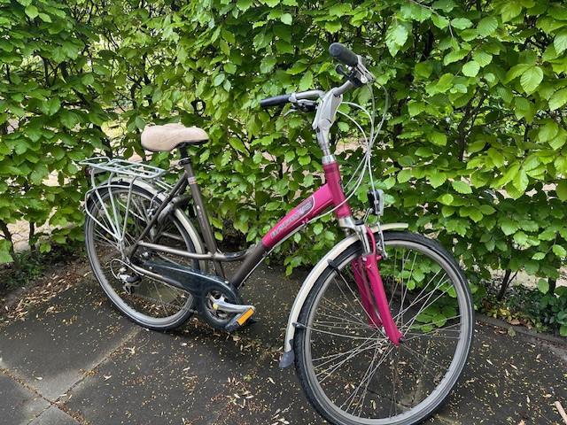 Damesfiets Batavus, station of op stap of studenten fiets