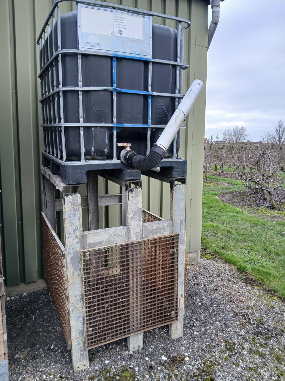 Ibc vat op stellage