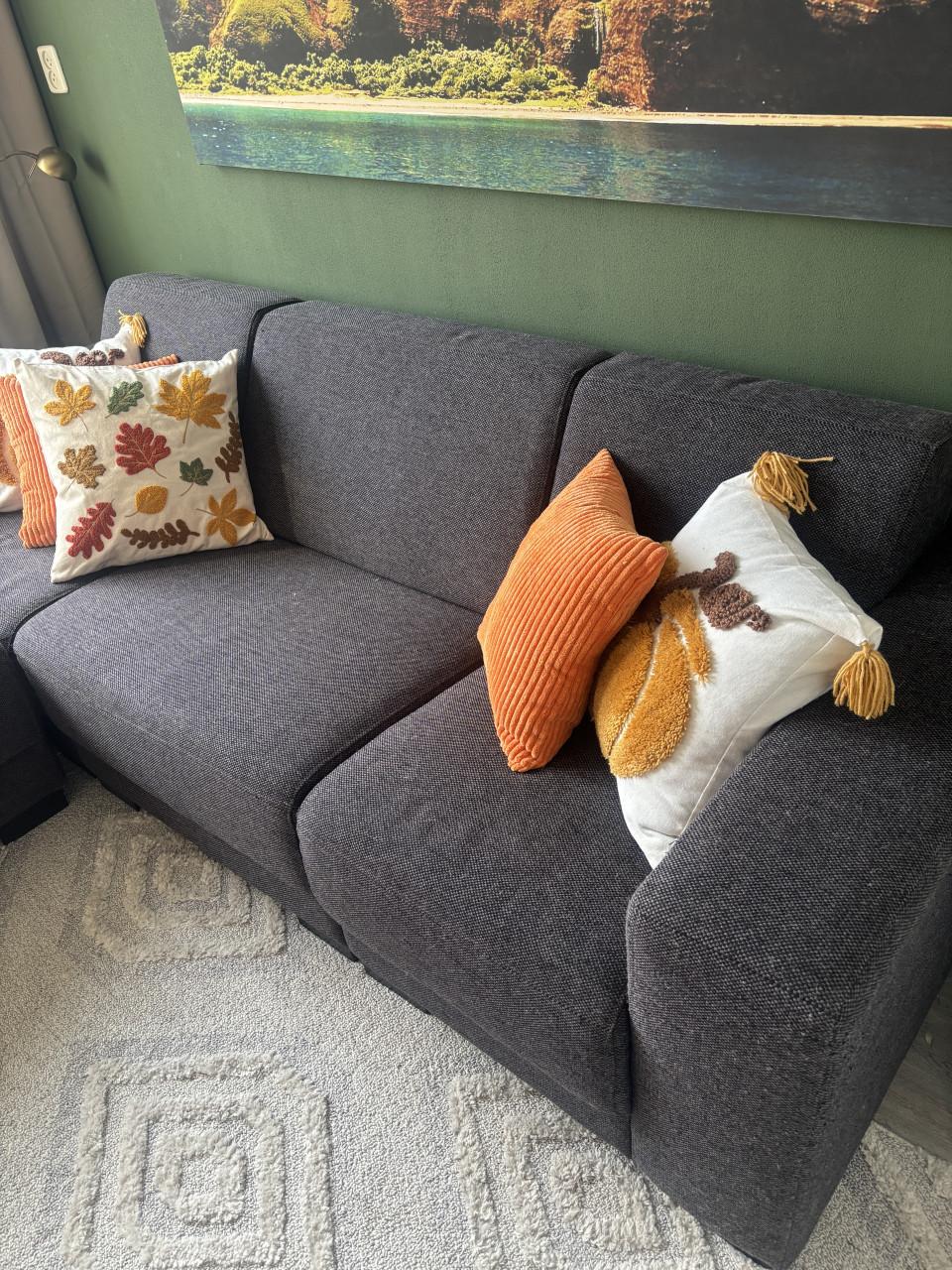 Donkergrijze bank (antraciet) met poef