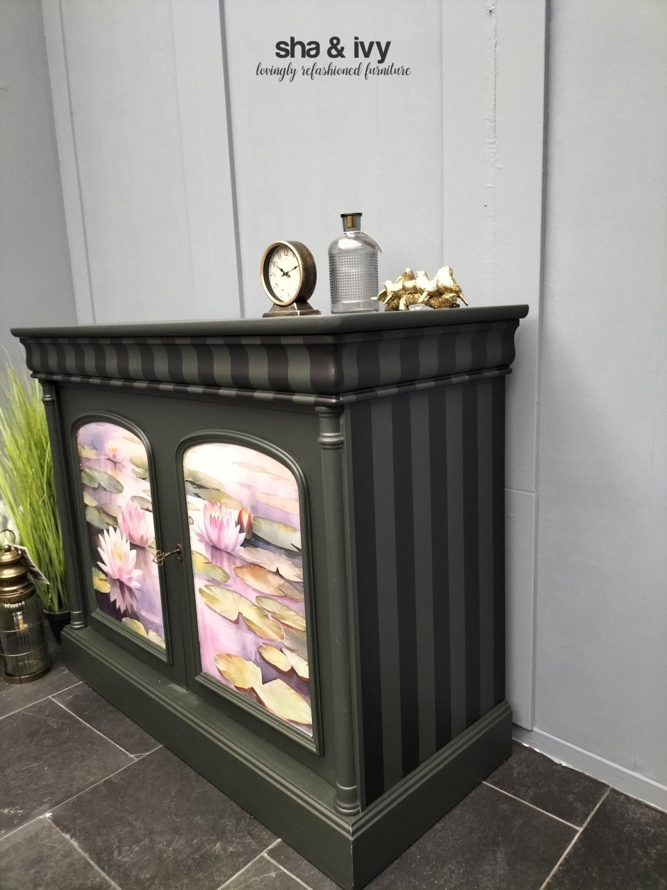 Mooie dressoir met waterlelies