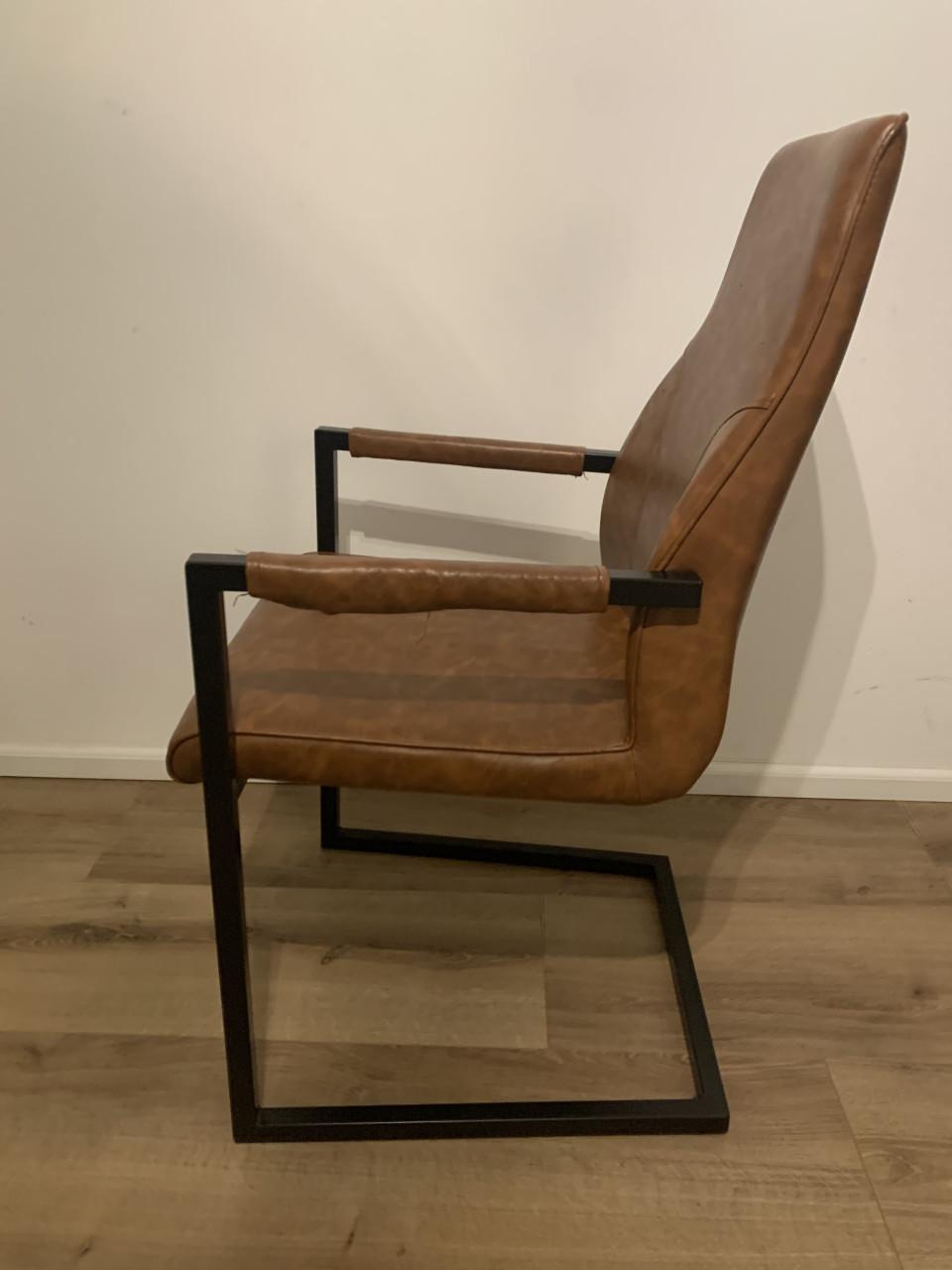 Eettafel mer 4 bijpassende stoelen