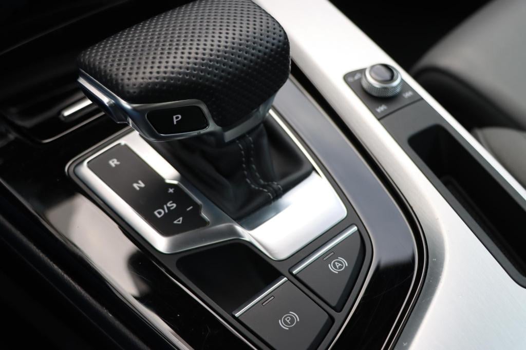 Audi A4 limousine 35 tfsi launch edition s-line 150pk s-tronic | pano | hud