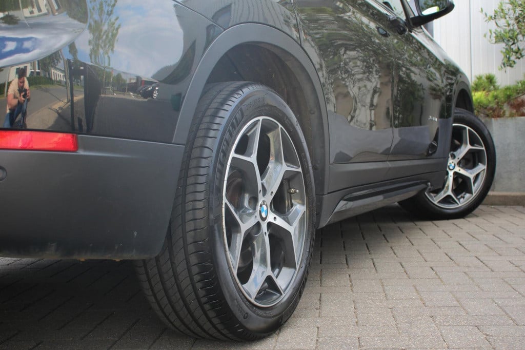 BMW X1 xdrive20i sport line automaat - led - pano - navi - stoel verw - cru