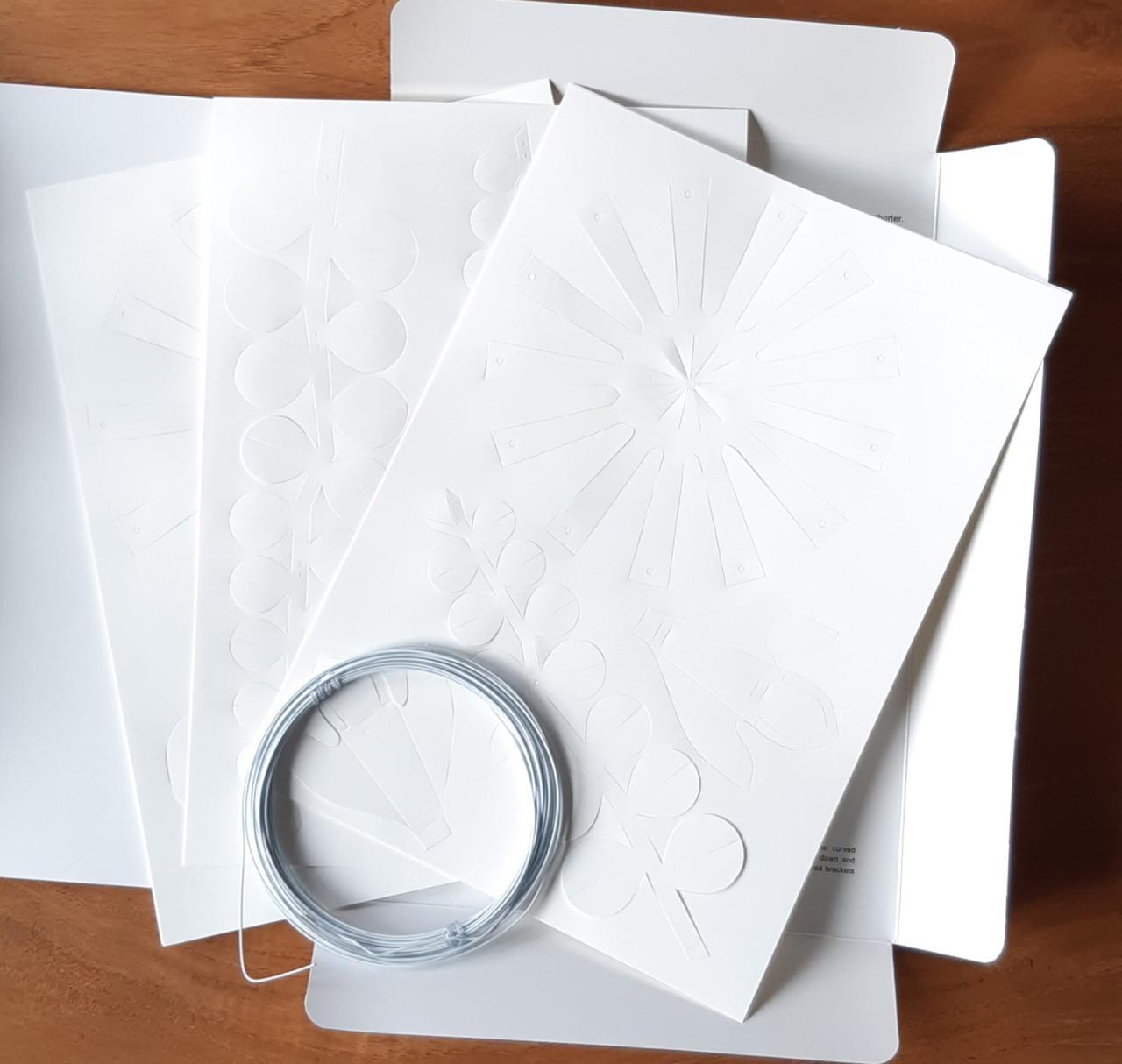 Field Flowers Large White-Jurianne Matter Pakket, 12 witte papieren bloemen