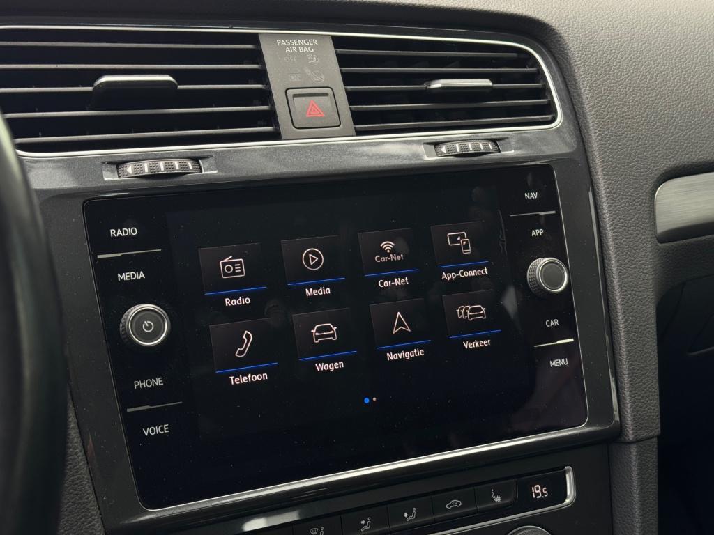 Volkswagen Golf 1.0 tsi * panoramadak * camera * navigatie * massage stoel