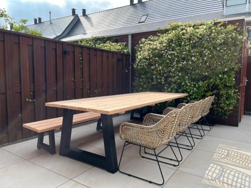 NIEUWE DOUGLAS TUINTAFEL 250/300 CM MET TRAPEZIUMPOTEN