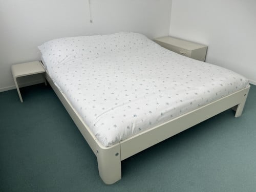 Auping met nachttafel