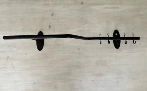 Zwart metalen kapstok, lengte 1 meter.