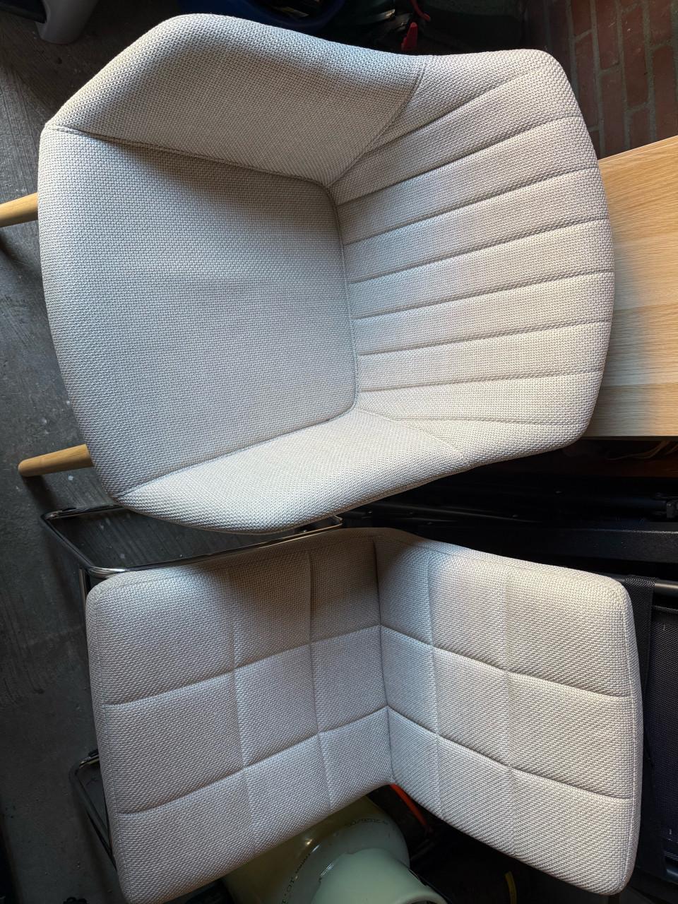 Licht bruine eettafel met 4 beige stoelen