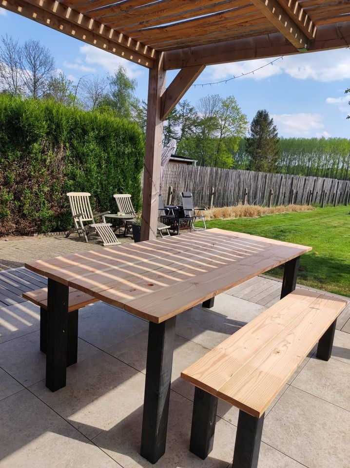 NIEUWE TUINSET MET TAFEL EN 2 BANKEN IN DOUGLAS HOUT