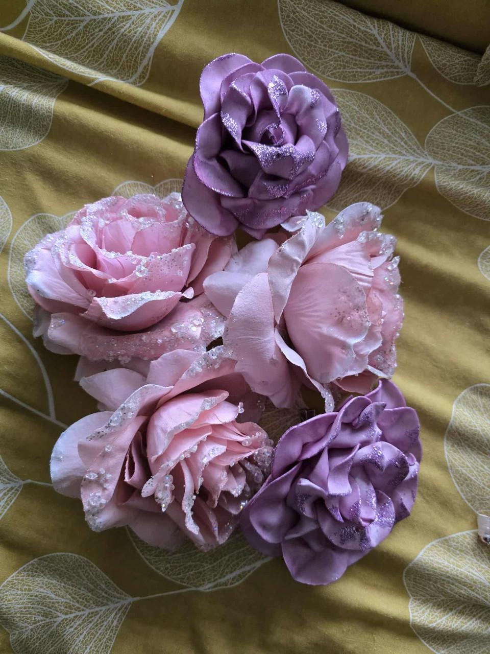 Kerstballen roze met slingers en bloemen