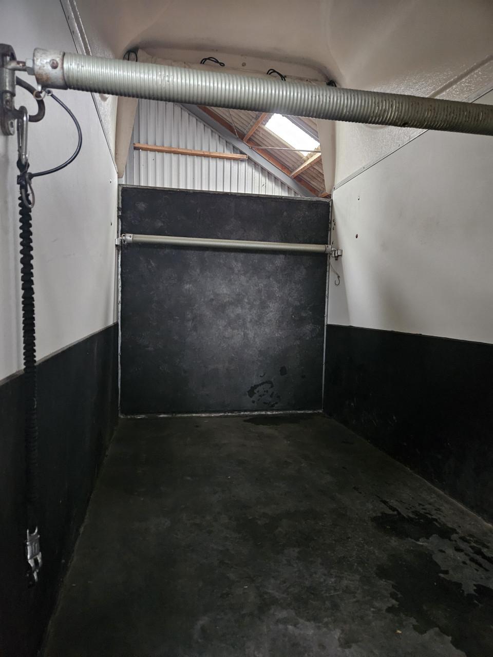 Westtrailers 1.5 paards trailer. Aanpikken en wegrijden.