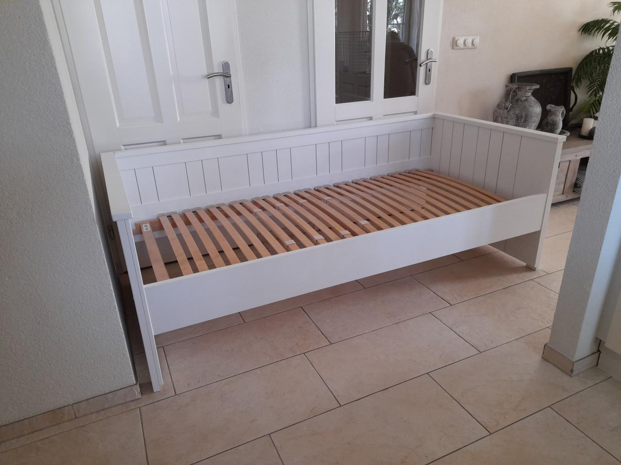 Stevig bed met onderschuif bed 90 x 200 (in goede staat)