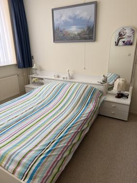 Ledikant met 2 Matras 2 Lattenb 2 nachtk. Ombouw met spiegel.