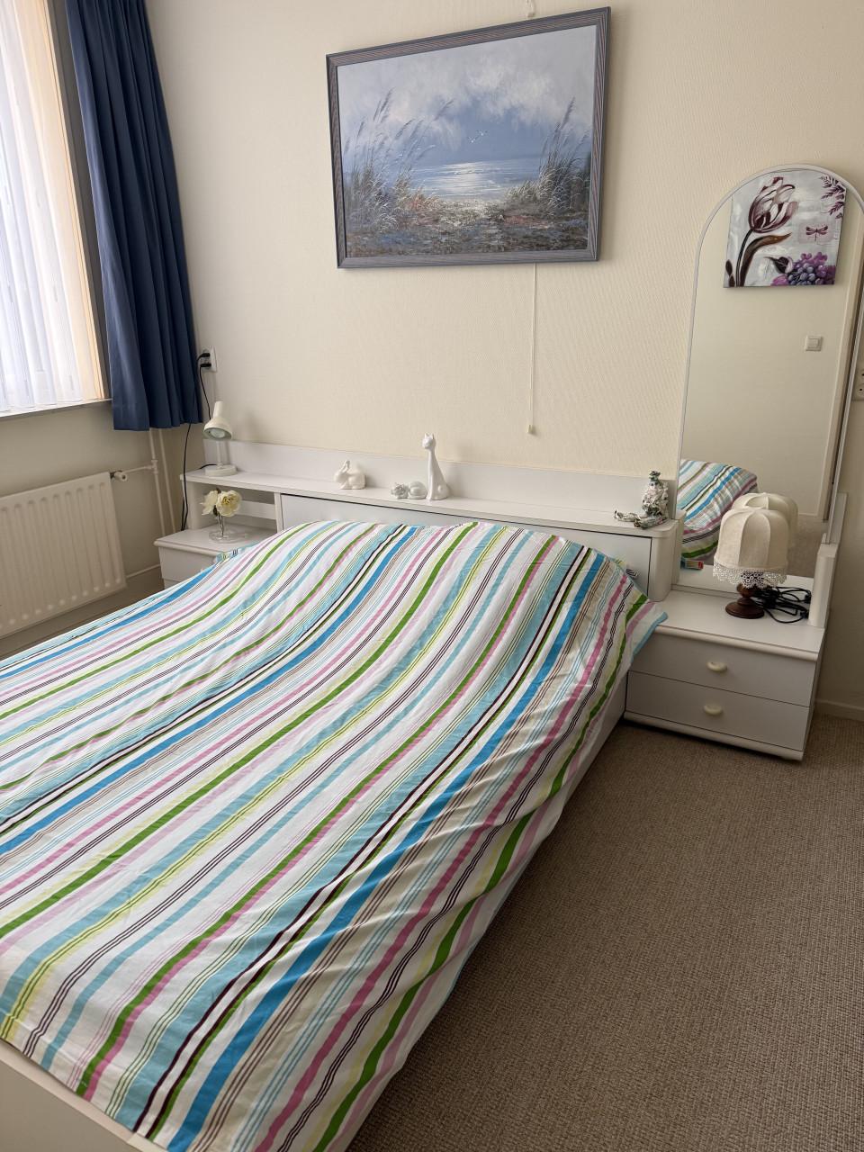 Ledikant met 2 Matras 2 Lattenb 2 nachtk. Ombouw met spiegel.