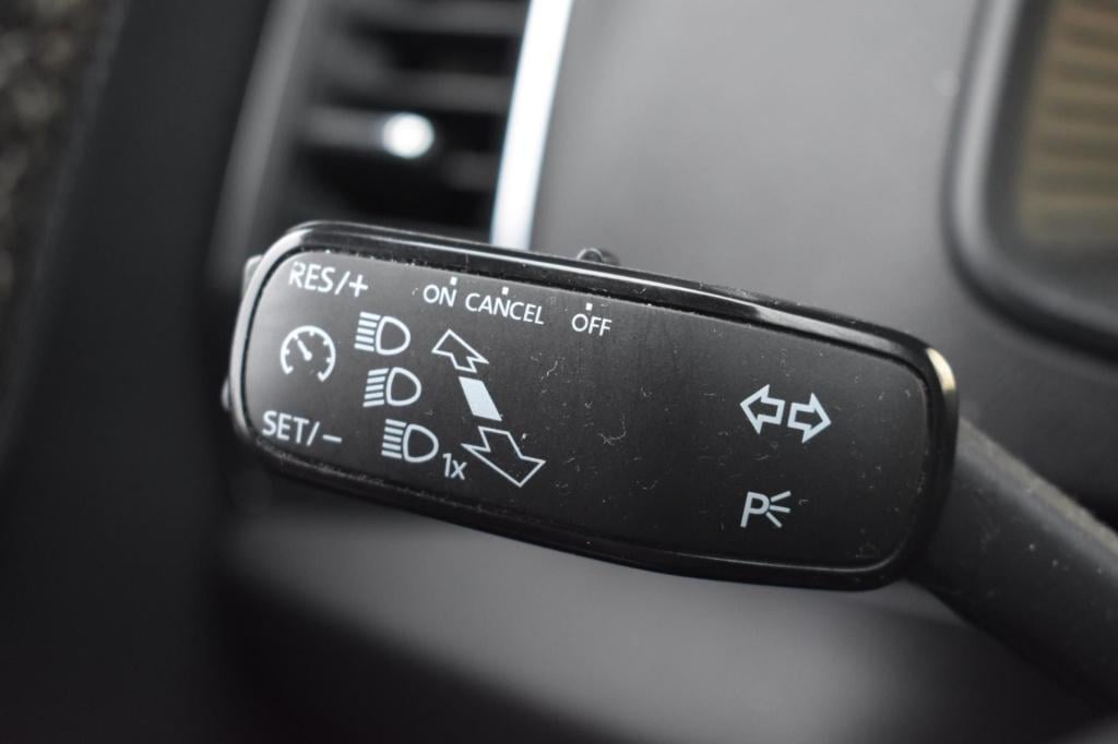 Skoda Karoq 1.5 tsi act sportline | trekhaak | camera | nap | canton | appl