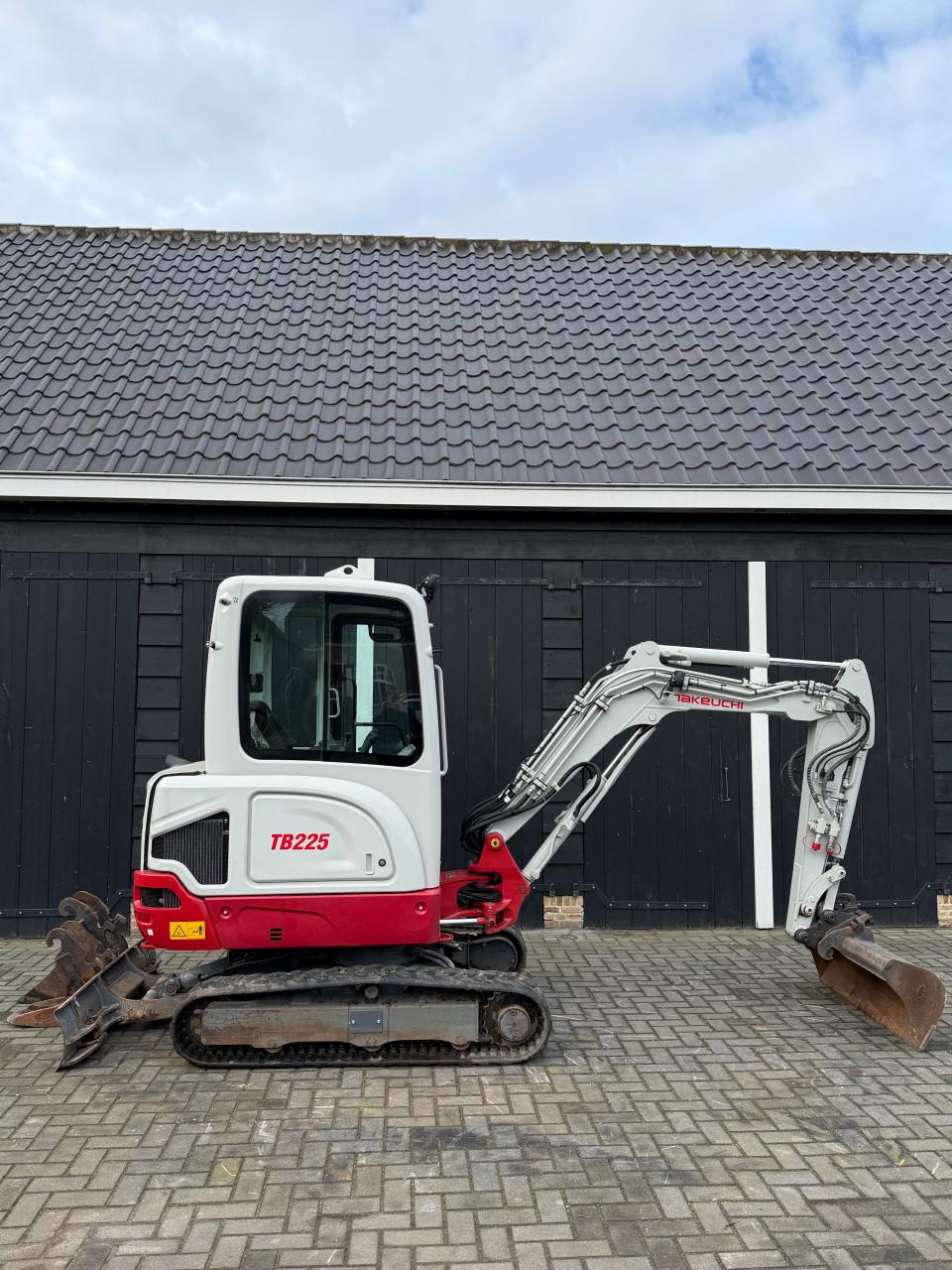 Takeuchi TB225 extra