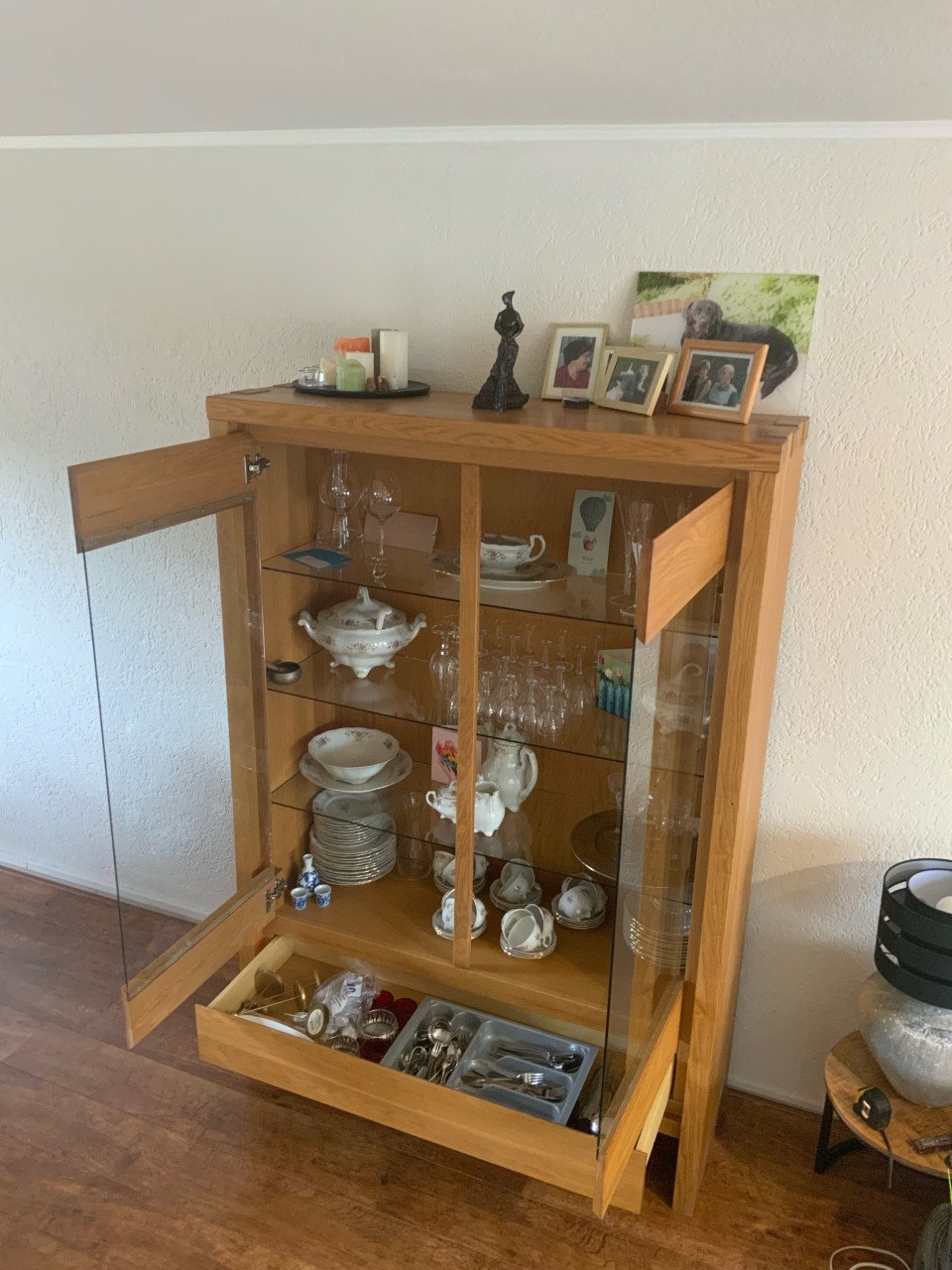 Wit eiken glazen kast