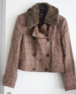 Bruine jas met knopen  maat 42