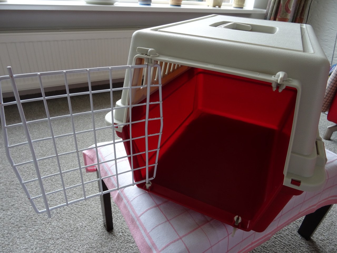 Honden/Katten    Bench/Vervoerskoffer   kleur rood    voor  € 12,50