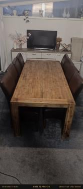 Tafel met 8 goede stoelen