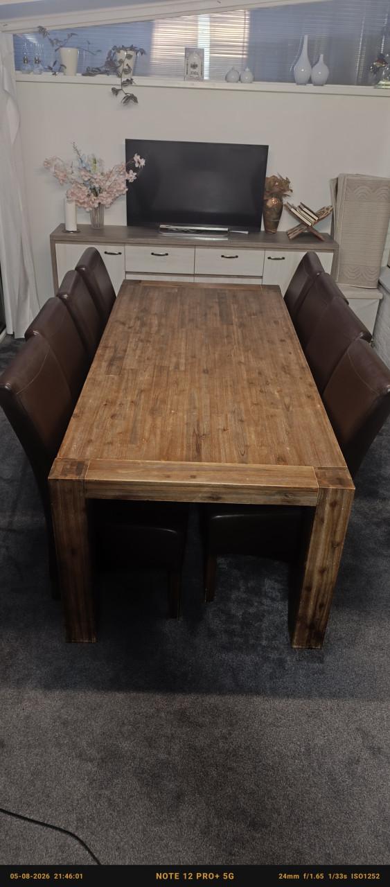Tafel met 8 goede stoelen