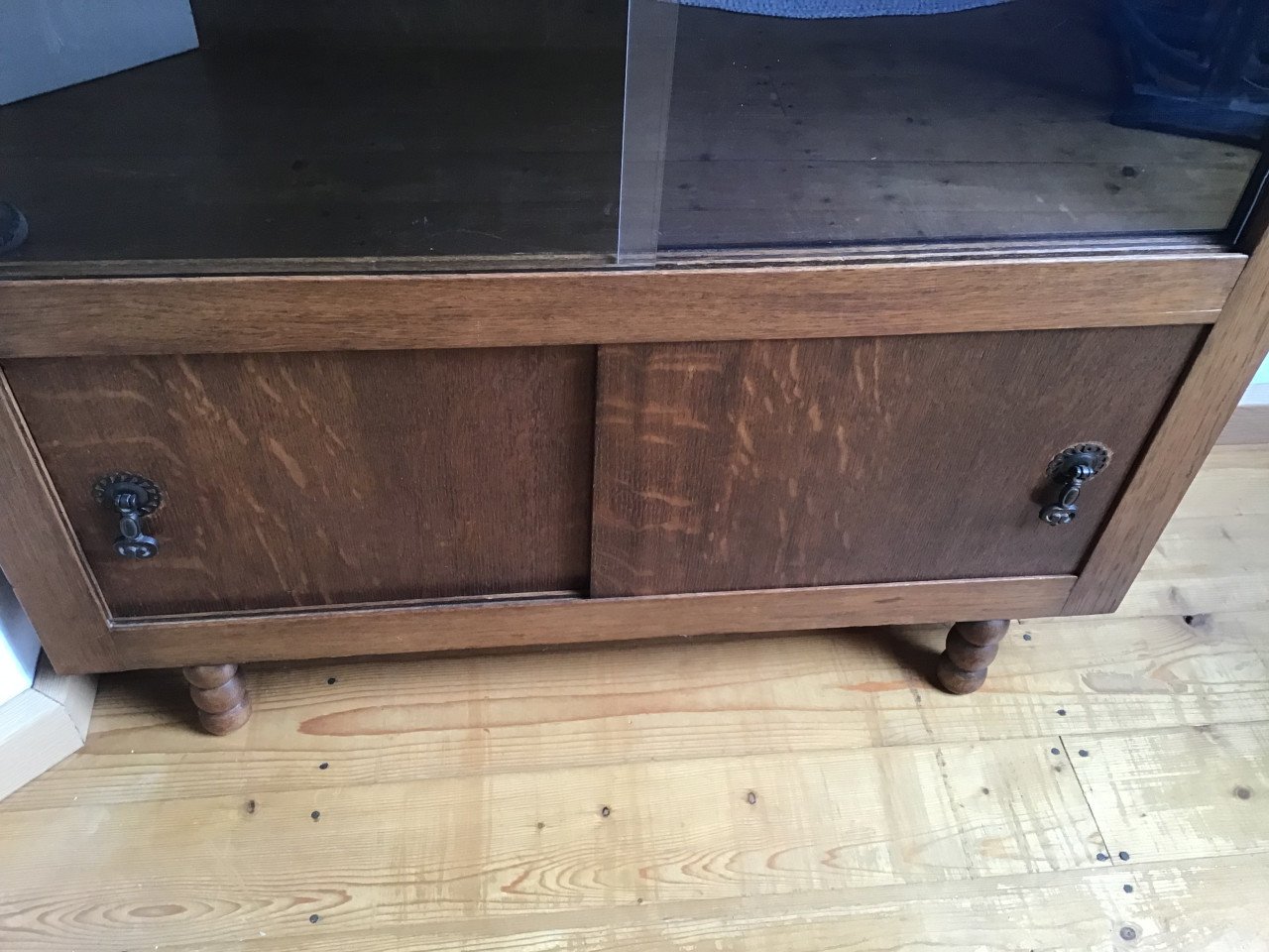 Antieke kast met schuifdeuren