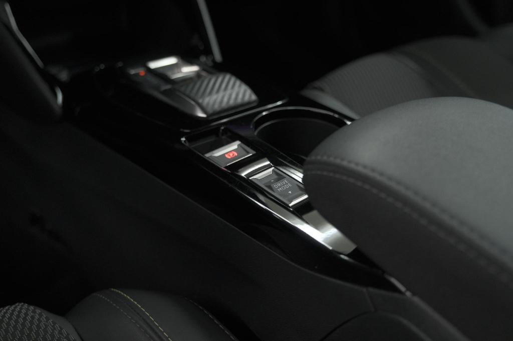 Peugeot 2008 1.2 hybrid 136 gt | camera | apple carplay | parkeersensoren |