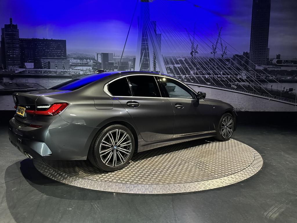 BMW 3-serie 320i high executive *facelift*memory*hud*camera*keyless