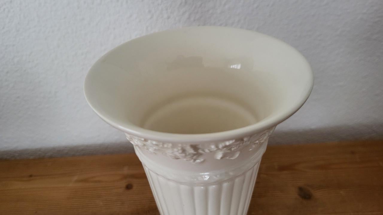 Wedgwood embossed Queen's Ware vaas h 17 cm