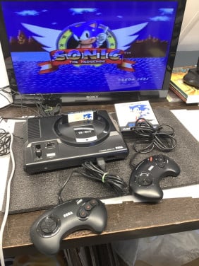 Spelconsole Sega Mega Drive compleet met 2 controllers en spel Sonic.