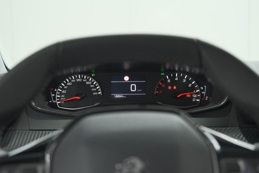 Peugeot 208 puretech 100 allure pack | camera | apple carplay | stoelverwar