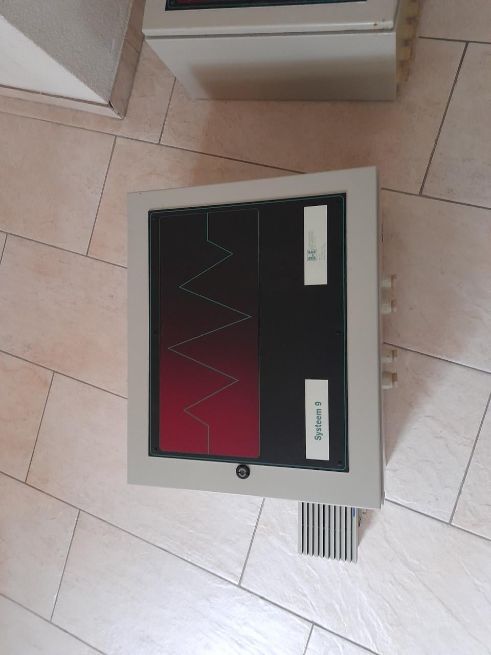 1 x systeemkast / installatiekast / elektrakast.