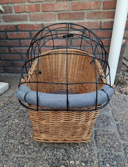 Rieten fietsmand voor hond