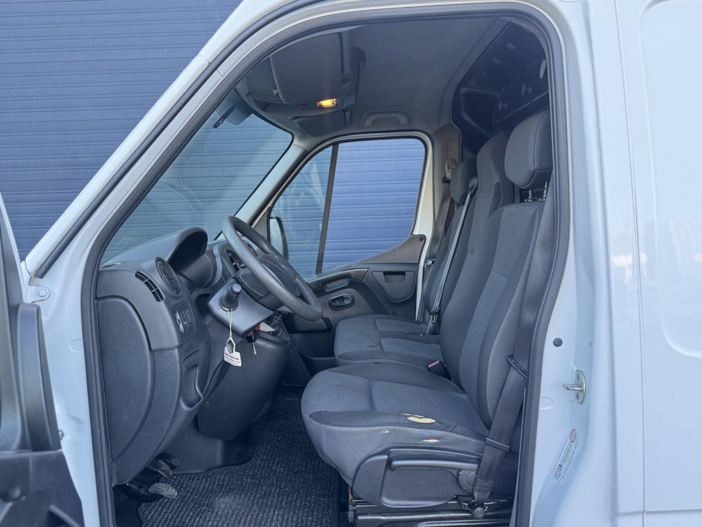 Renault Master t35 2.3 dci l2h2 laadklep / airco / cruise controle / n.a.p 
