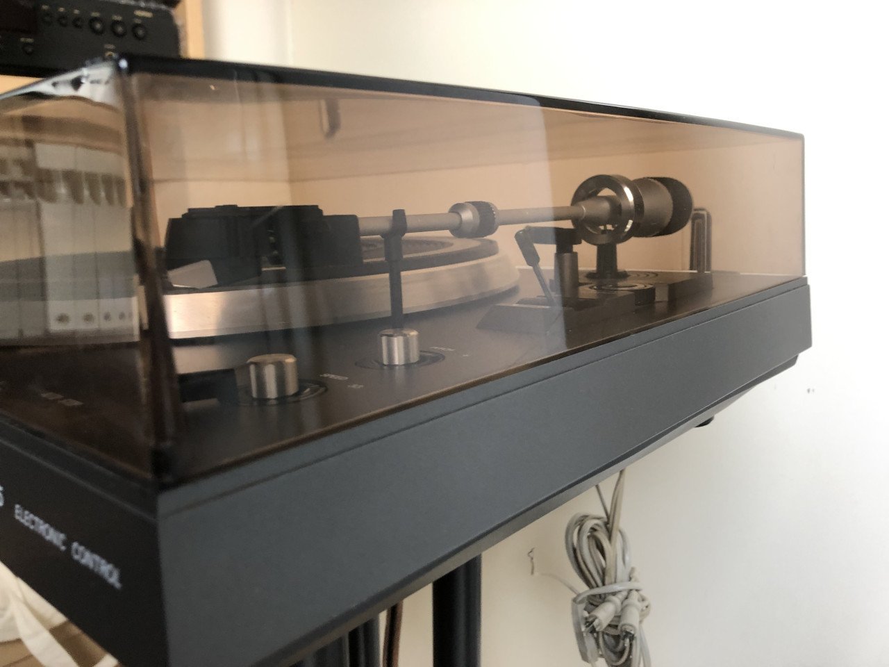 Philips platenspeler 685 met nieuwe naald en snaar.