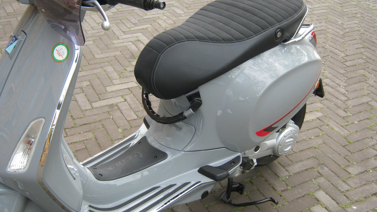 NIEUW VESPA SPRINT MET 731 KM OP DE TELLER 3000 EURO