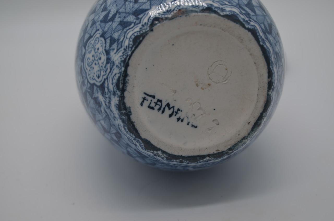 Leuk Delftsblauw vaasje in prima staat, gemerkt op de bodem.
