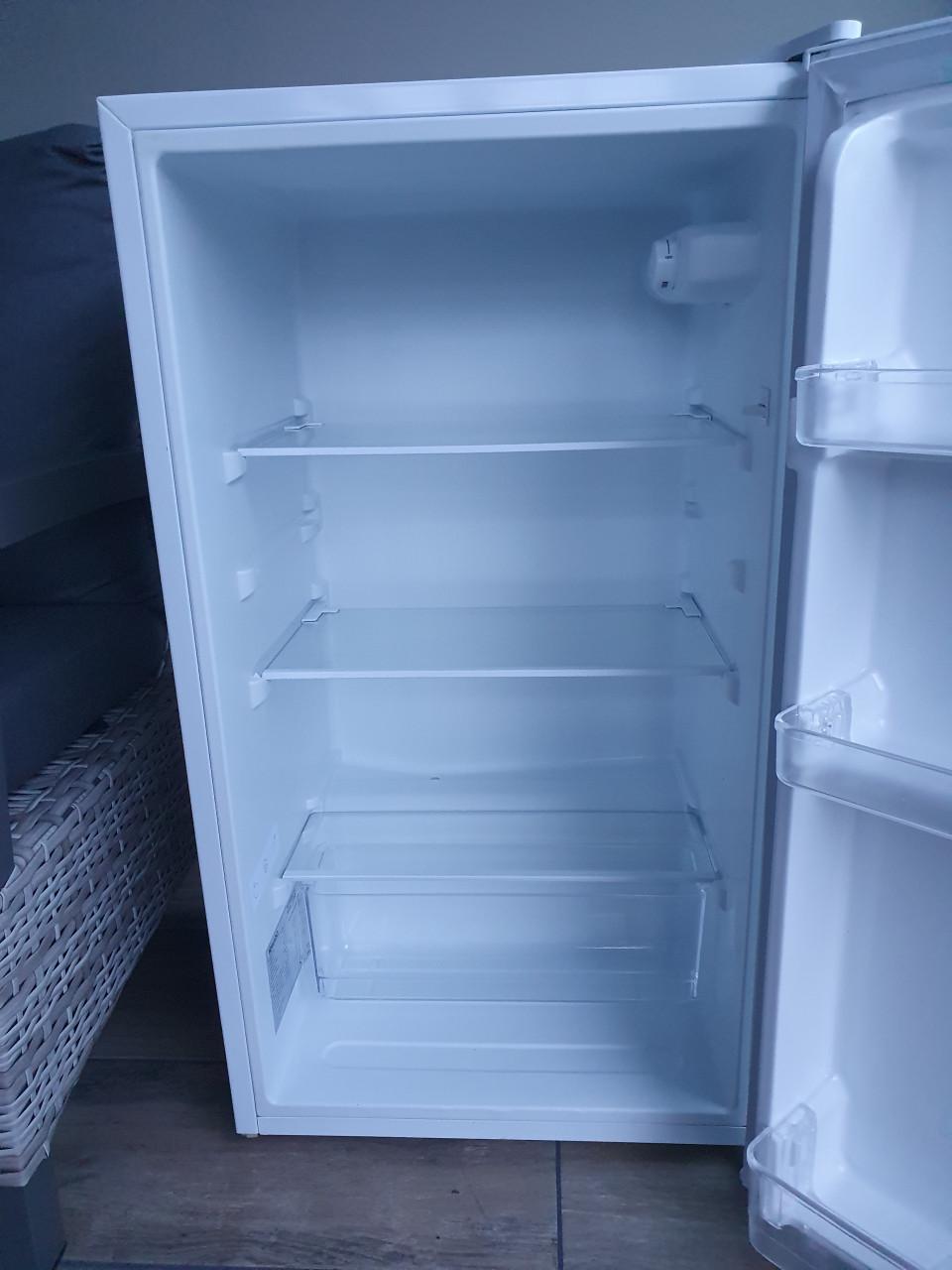 Bijna nieuwe kleine koelkast met deukje